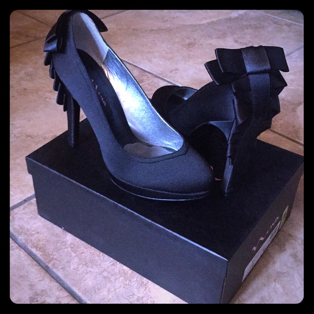 Elegant black heels.